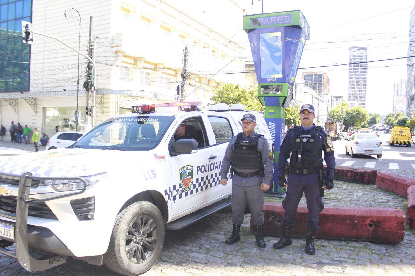 Policiais militares em patrulhamento no Amazonas durante operação de segurança pública