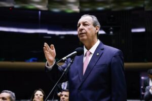 Omar Aziz lidera pesquisa para governador do Amazonas em 2026 e venceria no 1º turno