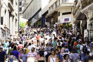 Movimento de pessoas em rua do centro de São Paulo durante o dia