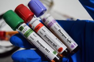 Amostras de sangue em tubos de ensaio para testes de dengue em laboratório
