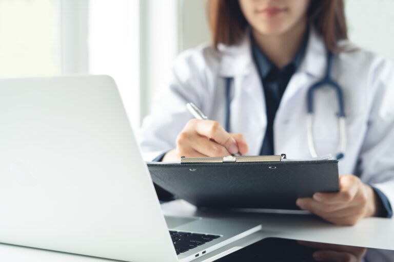 Médica atende paciente em consultório durante avaliação clínica