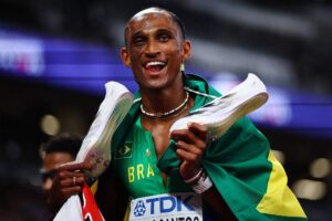Alison dos Santos celebra medalha de prata no Mundial de Atletismo em Tóquio