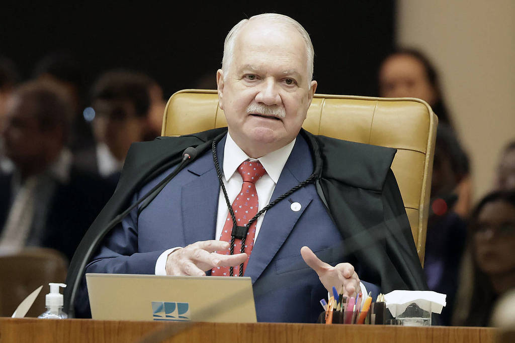 O ministro Edson Fachin, de toga preta, fala ao microfone durante sessão no plenário do STF ao assumir a presidência do tribunal.