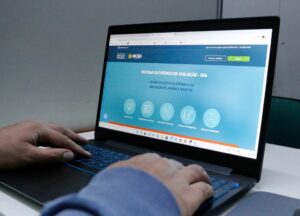Pessoa acessando site de inscrição do Provão Eletrônico da EJA no Amazonas em um notebook