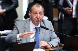 Texto alternativo (alt text): Senador Omar Aziz fala em sessão no Senado Federal
