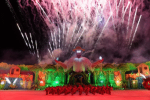 Espetáculo da Ciranda Tradicional no 27º Festival de Cirandas de Manacapuru, com alegoria gigante iluminada e fogos de artifício no céu.