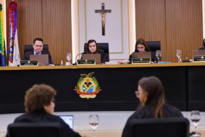 Sessão no TCE-AM com a conselheira-presidente Yara Amazônia Lins e demais membros analisando contas da Prefeitura de Manaus.