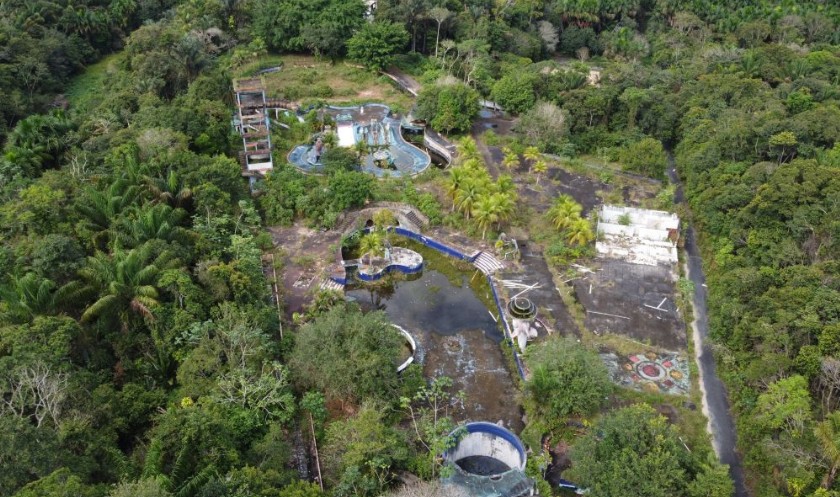 Vista aérea do antigo parque aquático Selva Park, em Manaus, atualmente desativado e tomado pela vegetação.