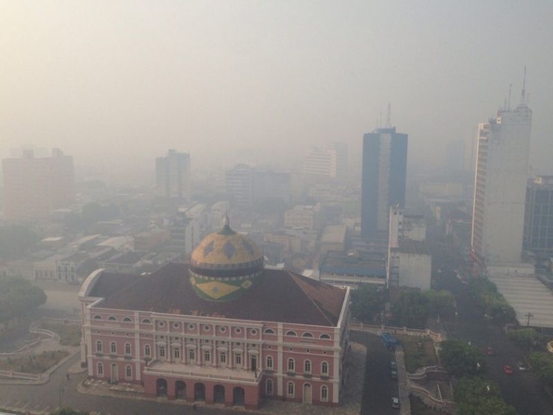 Teatro Amazonas coberto por fumaça durante crise ambiental em Manaus em 2023