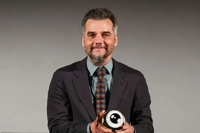 Ator Wagner Moura segura prêmio durante cerimônia internacional após atuação em O Agente Secreto