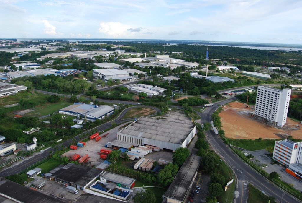 Vista aérea do Polo Industrial de Manaus com fábricas e galpões em funcionamento
