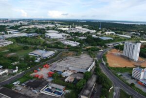 Vista aérea do Polo Industrial de Manaus com fábricas e galpões em funcionamento
