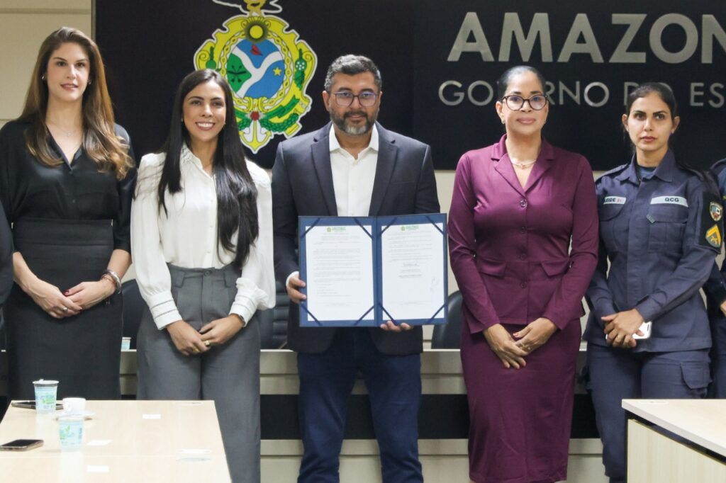 Governador Wilson Lima segura documento ao sancionar lei sobre armas de choque no Amazonas