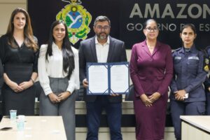 Governador Wilson Lima segura documento ao sancionar lei sobre armas de choque no Amazonas