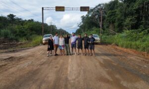 Deputado Amom Mandel posa com equipe na BR-319 durante expedição para documentário