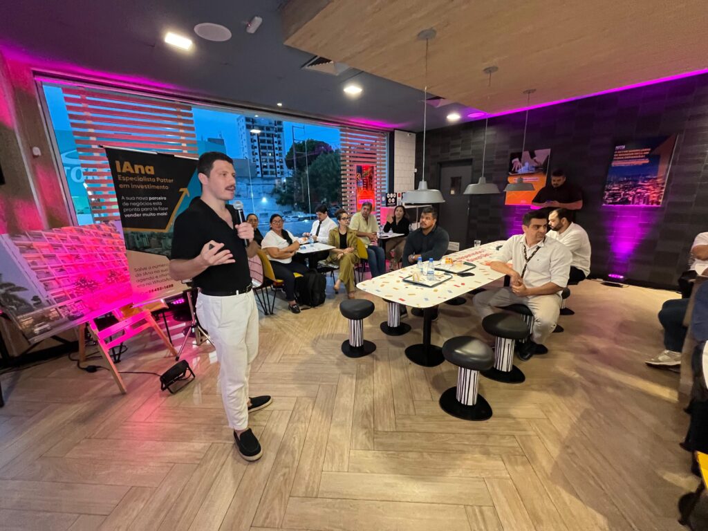 Diretor apresenta a IAna, inteligência artificial criada no Amazonas para o setor imobiliário, durante evento de lançamento em Manaus