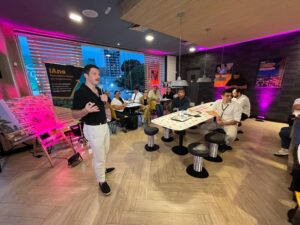 Diretor apresenta a IAna, inteligência artificial criada no Amazonas para o setor imobiliário, durante evento de lançamento em Manaus