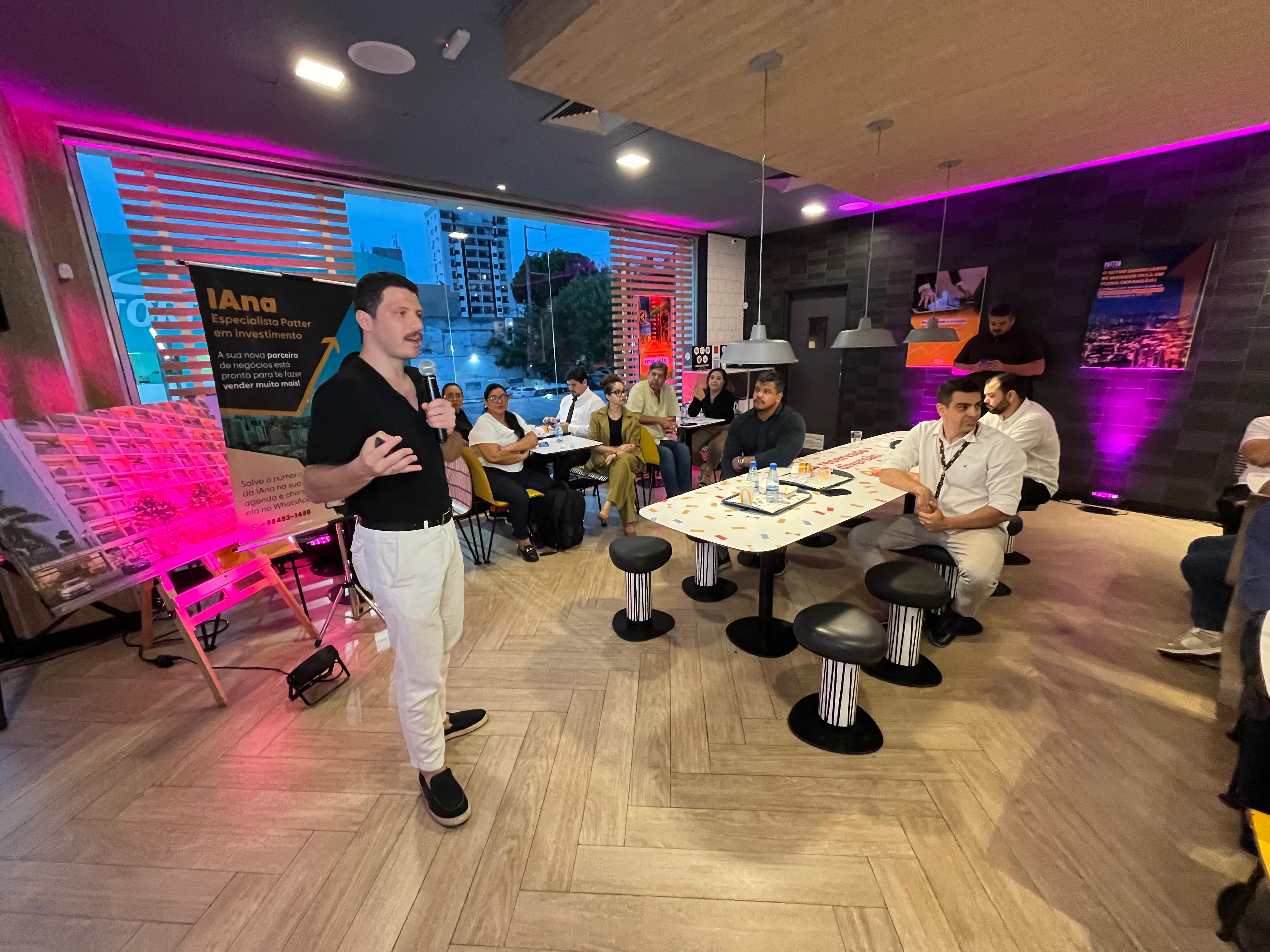 Diretor apresenta a IAna, inteligência artificial criada no Amazonas para o setor imobiliário, durante evento de lançamento em Manaus