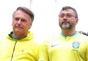 Wilson Lima e Jair Bolsonaro juntos em evento público com camisas da Seleção Brasileira