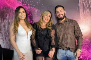 Djidja Cardoso ao lado da mãe Cleusimar e do irmão Ademar em foto de família