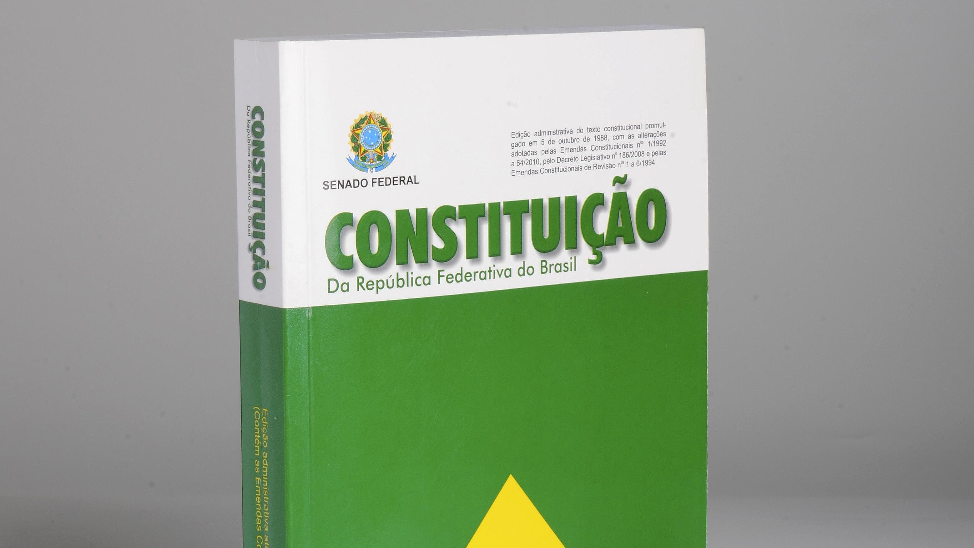 Capa da Constituição da República Federativa do Brasil, edição do Senado Federal.