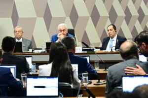 Senadores durante sessão da CCJ que rejeitou a PEC da Blindagem no Senado.