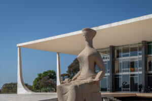 Fachada do Supremo Tribunal Federal (STF) em Brasília, com a estátua da Justiça em primeiro plano.