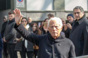 Estilista Giorgio Armani acena durante evento na Itália
