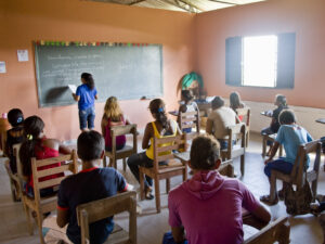Alunos em sala de aula na região Norte do Brasil durante aula de geografia