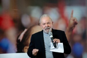 Presidente Lula discursa segurando microfone durante evento público