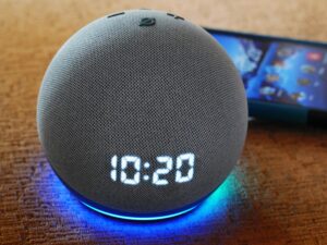 Novo modelo do Amazon Echo Dot esférico com display digital iluminado em azul.