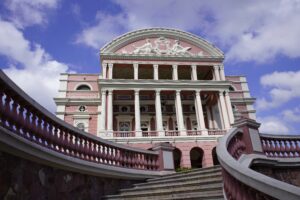 Vista frontal do Teatro Amazonas em Manaus, com escadaria e colunas históricasTeatro Amazonas é avaliado pela Unesco e pode integrar a lista de Patrimônio Mundial Cultural