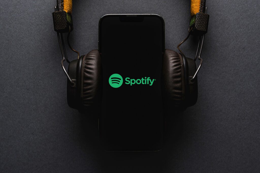 Usuários grátis do Spotify podem escolher, buscar e tocar qualquer música.