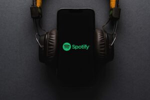 Usuários grátis do Spotify podem escolher, buscar e tocar qualquer música.