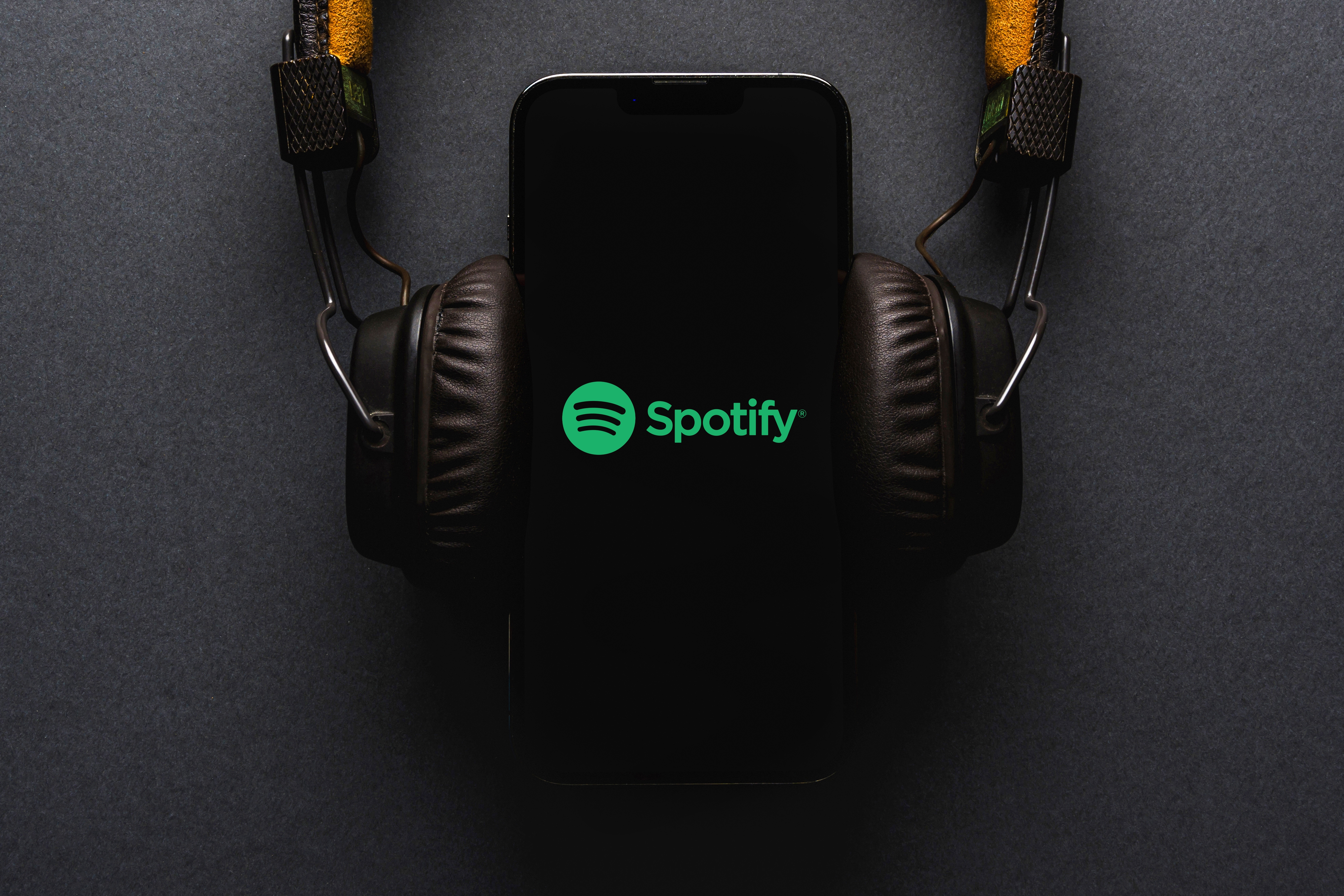Usuários grátis do Spotify podem escolher, buscar e tocar qualquer música.