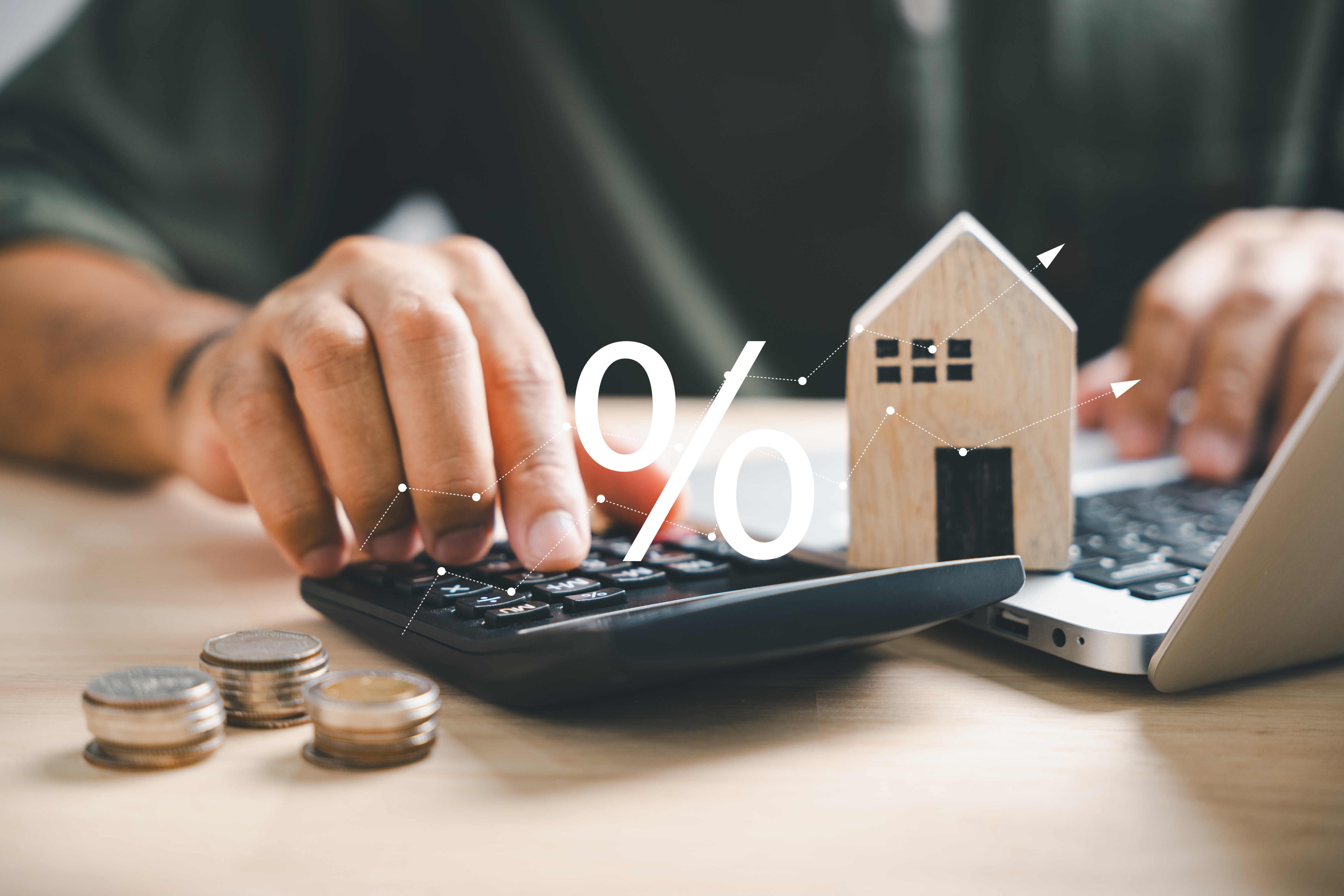 Cálculo de impostos sobre aluguel com miniatura de casa, moedas e calculadora