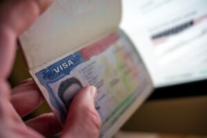 Pessoa segurando passaporte com visto americano