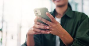 Pessoa usando smartphone para acessar a internet móvel