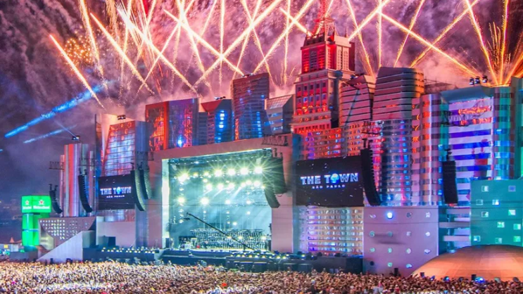 Palco principal do The Town 2025 em São Paulo com show e fogos de artifício