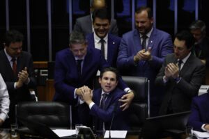 Deputados comemoram aprovação de projeto que amplia isenção do IR até R$ 5 mil no Brasil