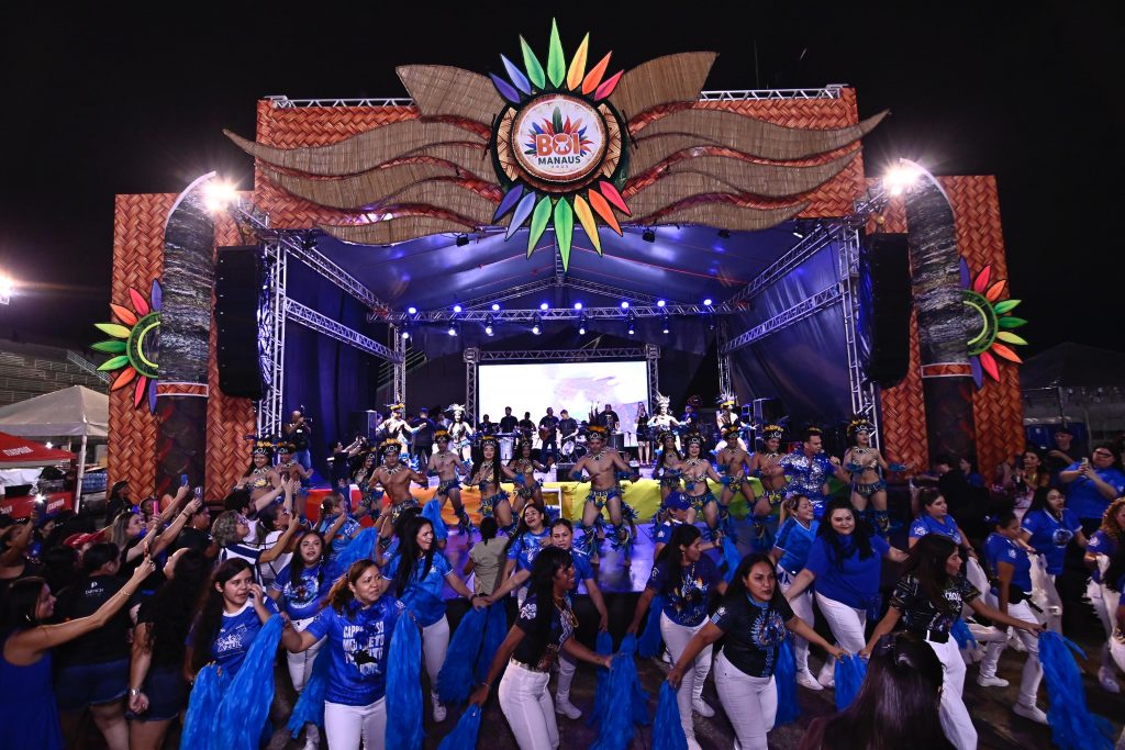 Apresentação do Boi Caprichoso no Mirante Lúcia Almeida.