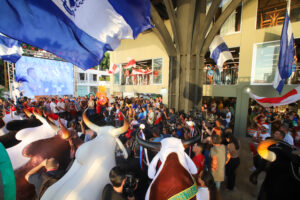 Prefeito David Almeida anuncia a programação do aniversário de 356 anos de Manaus em evento no Mirante Lúcia Almeida, com participação de bois-bumbás e público presente.