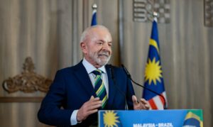O presidente Luiz Inácio Lula da Silva durante coletiva de imprensa em Kuala Lumpur, na Malásia, nesta segunda-feira (27), quando afirmou acreditar que Brasil e Estados Unidos chegarão a um acordo sobre tarifas “em poucos dias”.