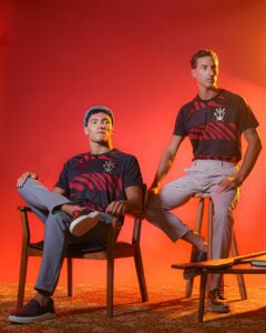 Nova camisa do Flamengo em homenagem aos 130 anos, exibida sobre fundo vermelho, traz escudo dourado e padronagem inspirada nas ondas da Baía de Guanabara.