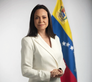 María Corina Machado posa diante da bandeira da Venezuela após vencer o Prêmio Nobel da Paz 2025