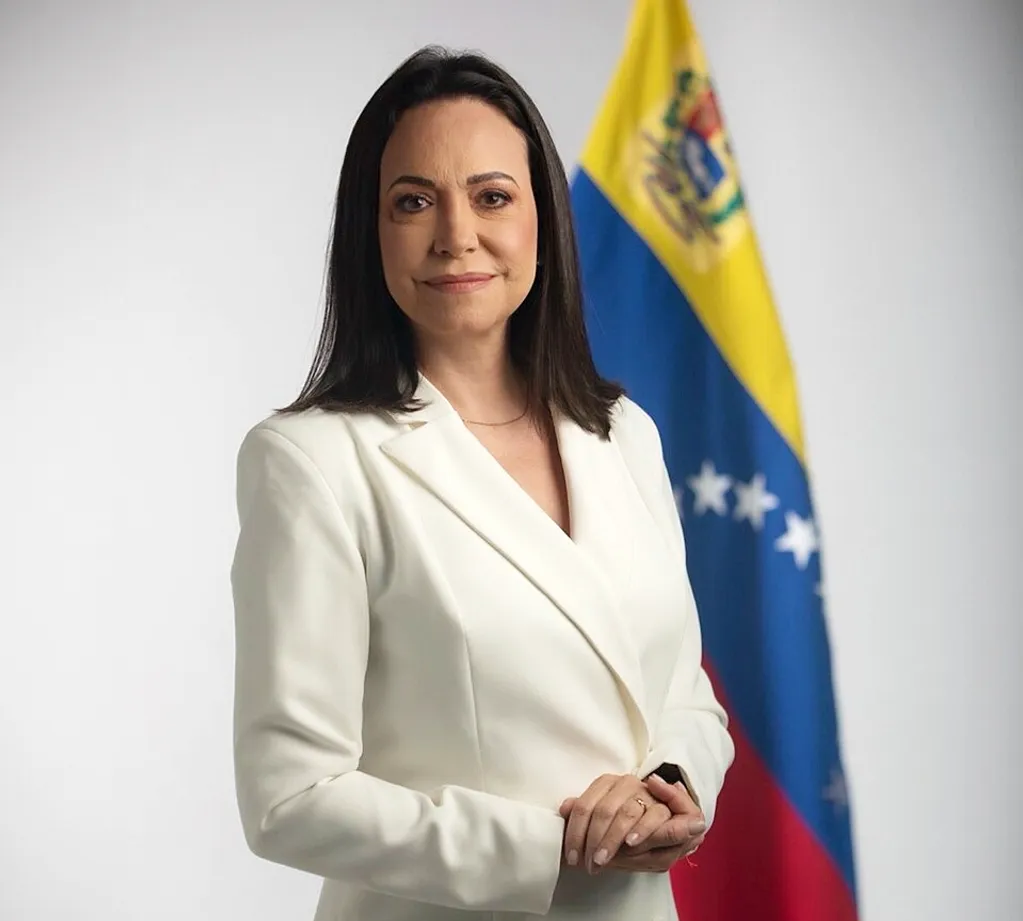 María Corina Machado posa diante da bandeira da Venezuela após vencer o Prêmio Nobel da Paz 2025