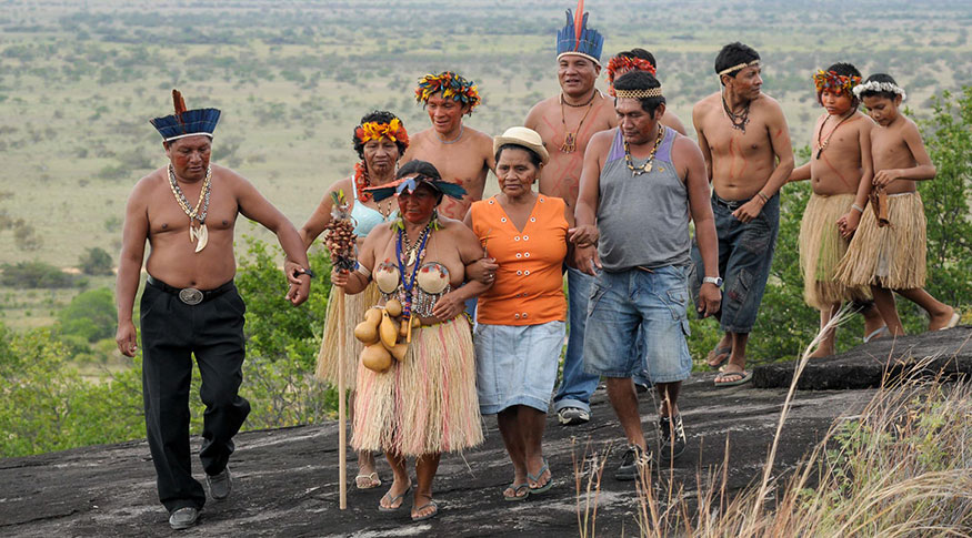 Indígenas caminham em área rural; Amazonas tem 259 etnias, segundo o Censo 2022.