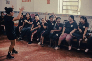 Pessoa realizando atividade circense durante oficina inclusiva do projeto Circo para Todos no Amazonas