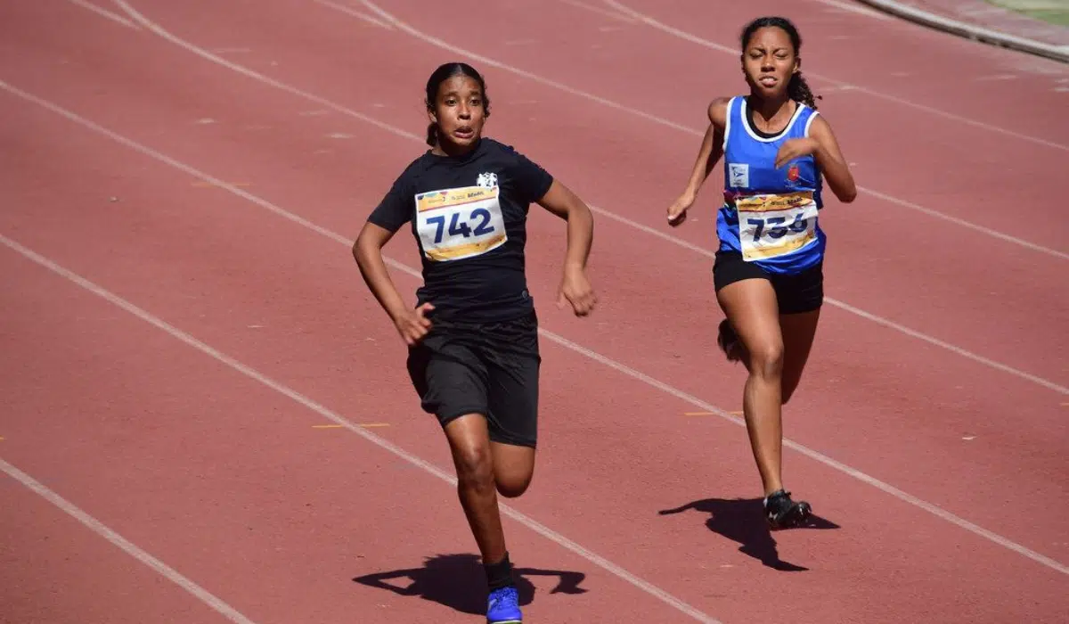 Maria Clara Araújo, atleta paralímpica de 14 anos, corre em prova dos 100 metros em pista de atletismo