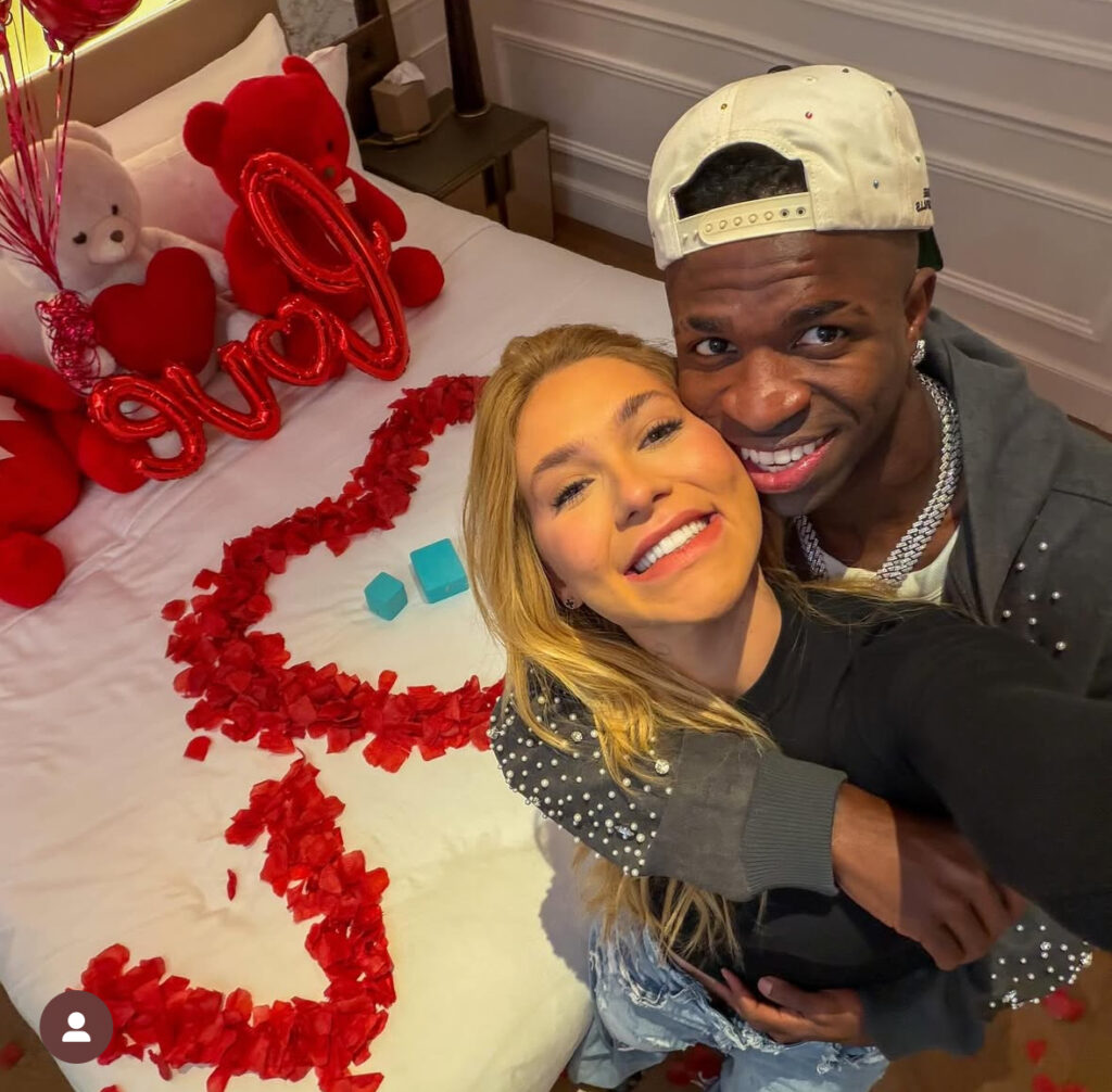 Virginia Fonseca e Vini Jr aparecem juntos em foto publicada nas redes sociais, abraçados diante de uma cama decorada com pétalas vermelhas em formato de coração, balões e ursos de pelúcia.